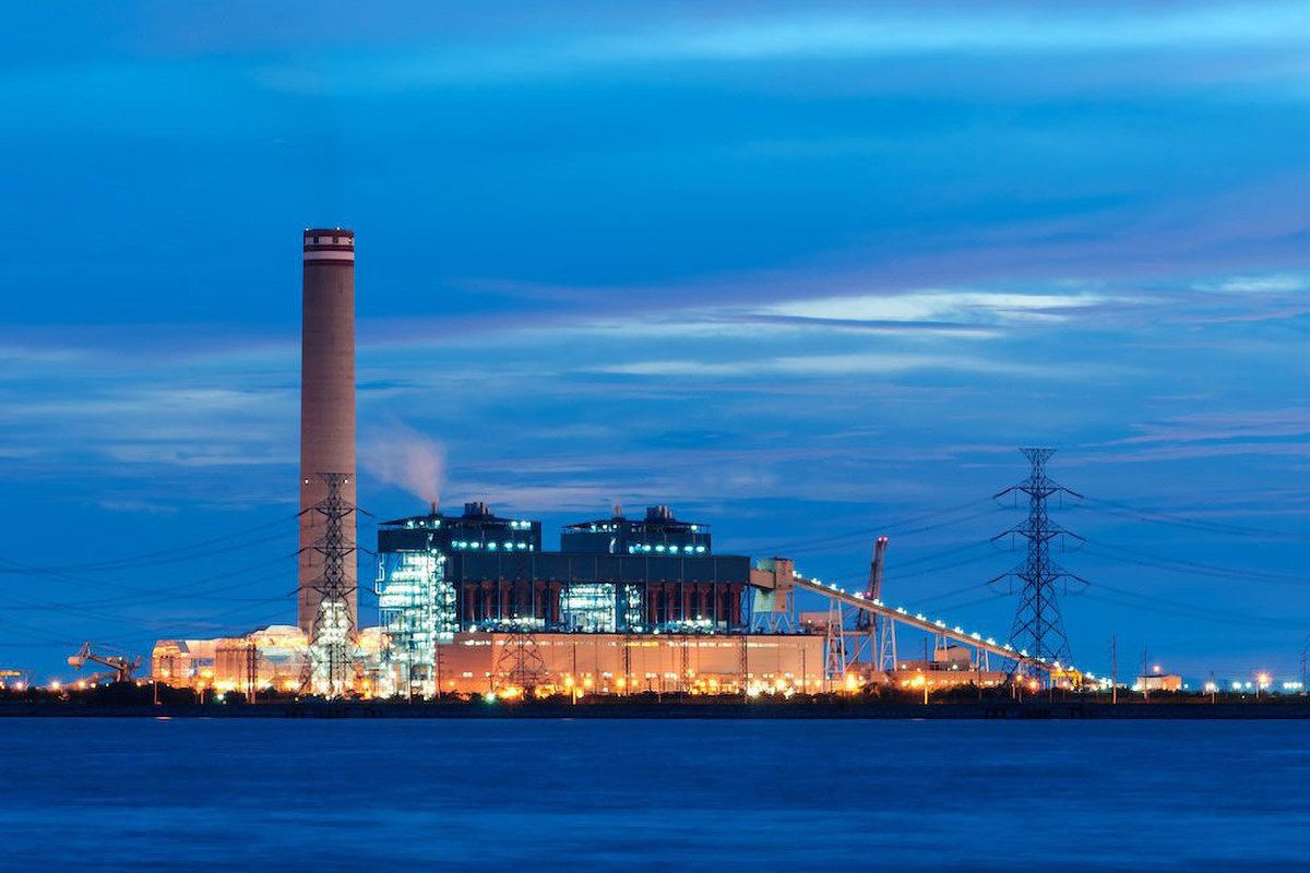 energy-and-electricity-in-thailand-power-stations-edge-sea-rayong-thailand