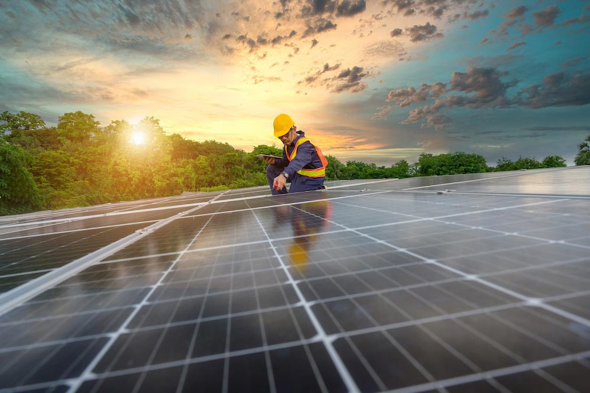 factors-affecting-solar-panel-efficiency-power-plant-engineer-installs-solar-panels